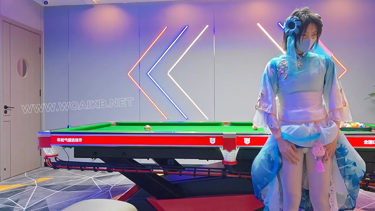 馨馨Cosplay西施出去玩,她非要再台球上碾压我一次,没办法只好让她穿着贝贝开着失控... 预览图 12