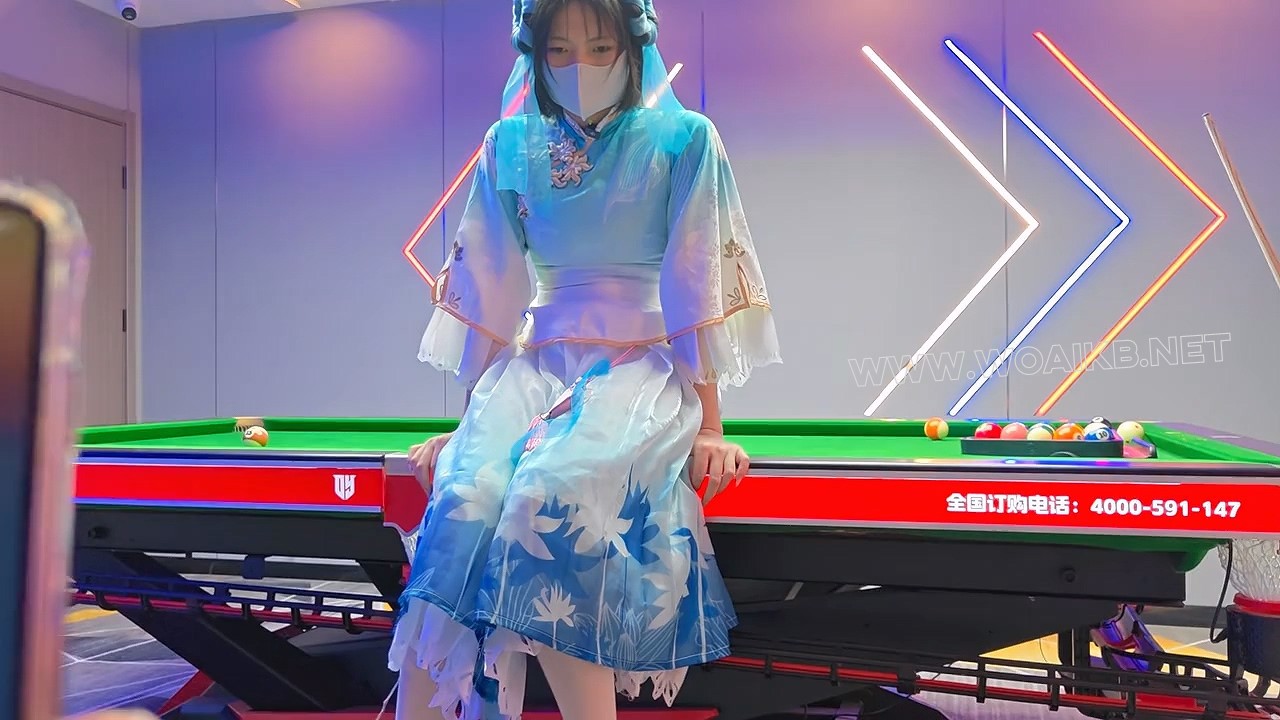 馨馨Cosplay西施出去玩,她非要再台球上碾压我一次,没办法只好让她穿着贝贝开着失控... 预览图 11