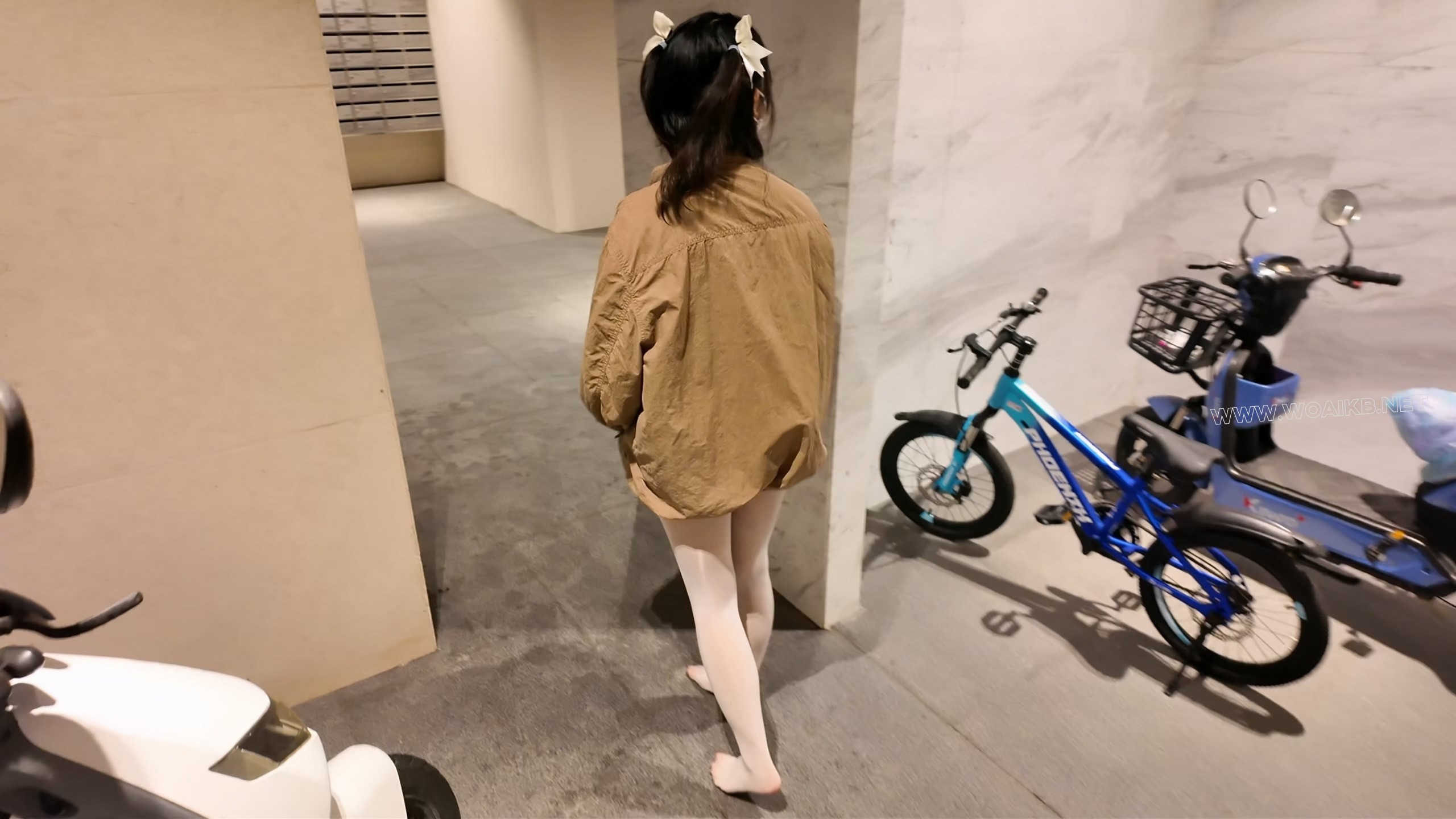 《雨天海砂白丝光脚舞蹈服露出强高》- 海砂——室外下雨露出强高一字马放置 预览图 6