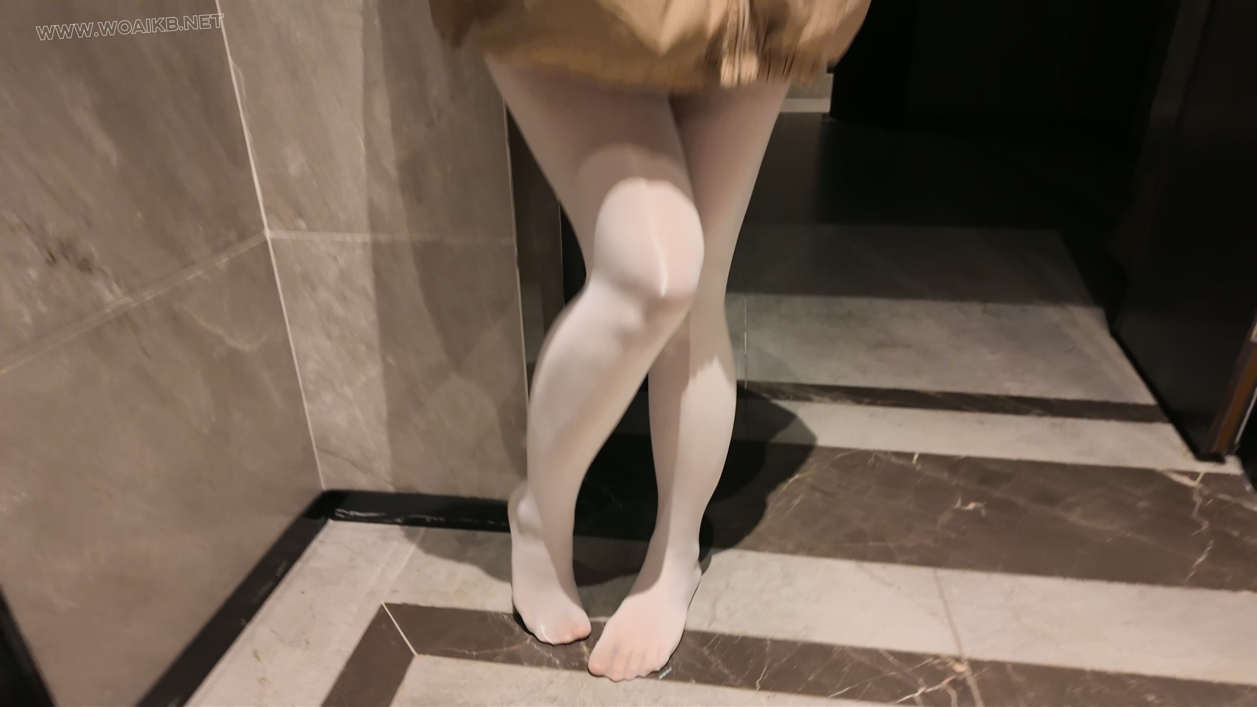 《雨天海砂白丝光脚舞蹈服露出强高》- 海砂——室外下雨露出强高一字马放置 预览图 4