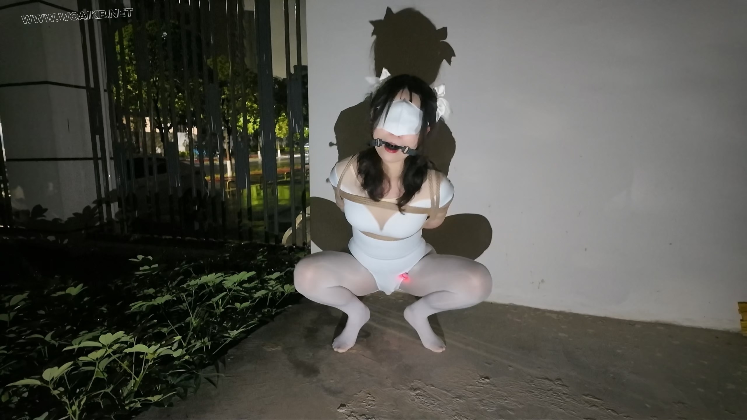 《雨天海砂白丝光脚舞蹈服露出强高》- 海砂——室外下雨露出强高一字马放置 预览图 9