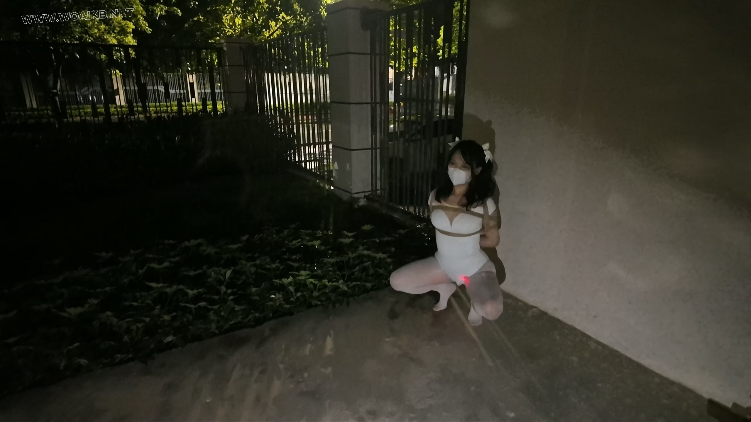 《雨天海砂白丝光脚舞蹈服露出强高》- 海砂——室外下雨露出强高一字马放置 预览图 8