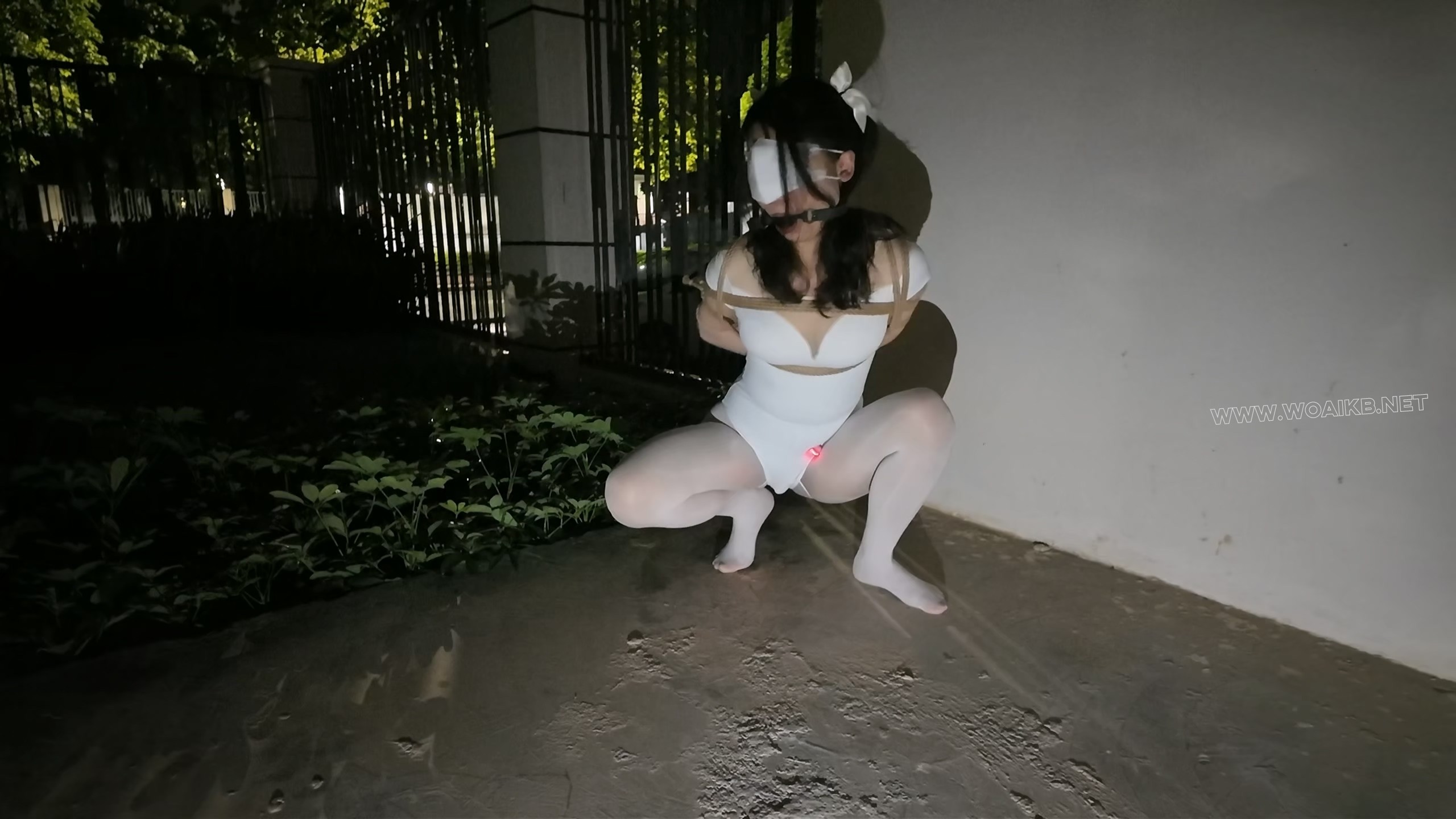 《雨天海砂白丝光脚舞蹈服露出强高》- 海砂——室外下雨露出强高一字马放置 预览图 11