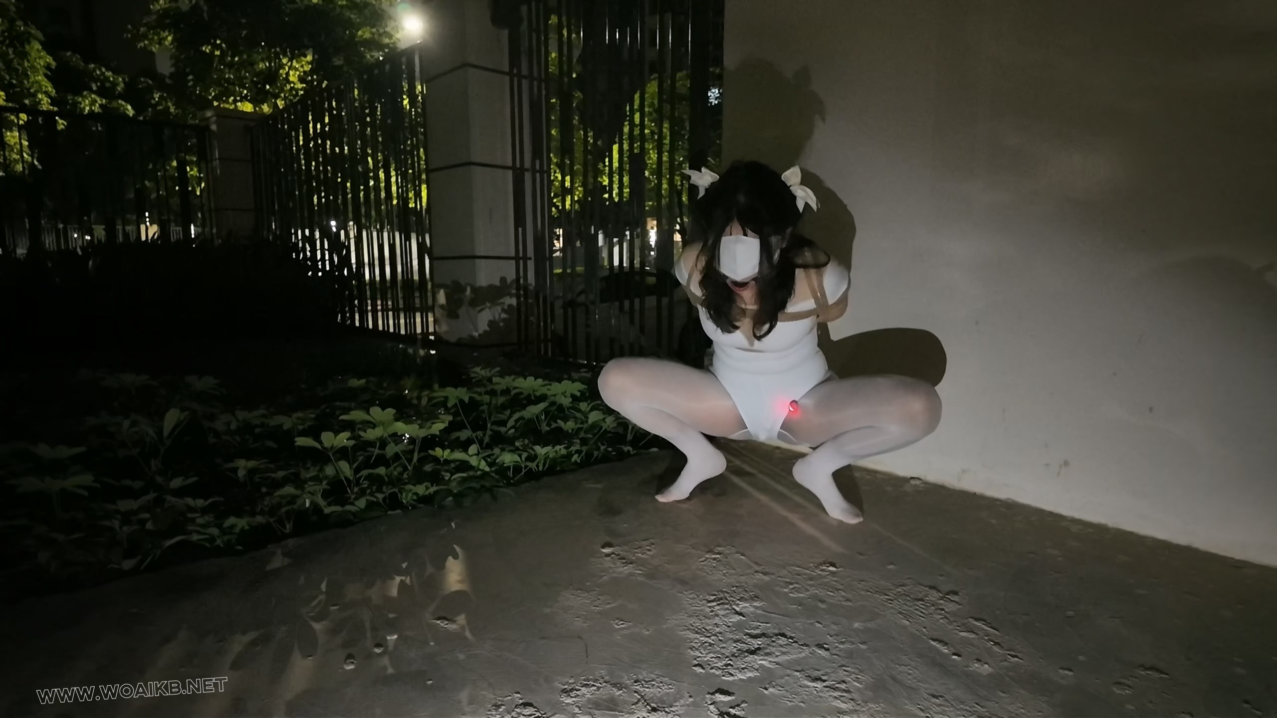 《雨天海砂白丝光脚舞蹈服露出强高》- 海砂——室外下雨露出强高一字马放置 预览图 10