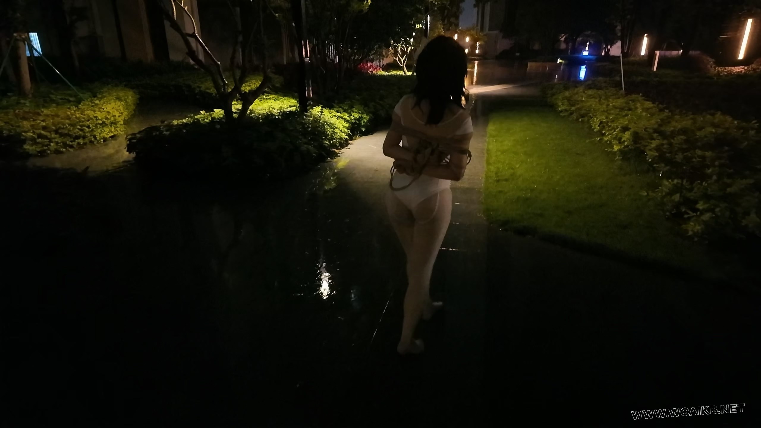 《雨天海砂白丝光脚舞蹈服露出强高》- 海砂——室外下雨露出强高一字马放置 预览图 20