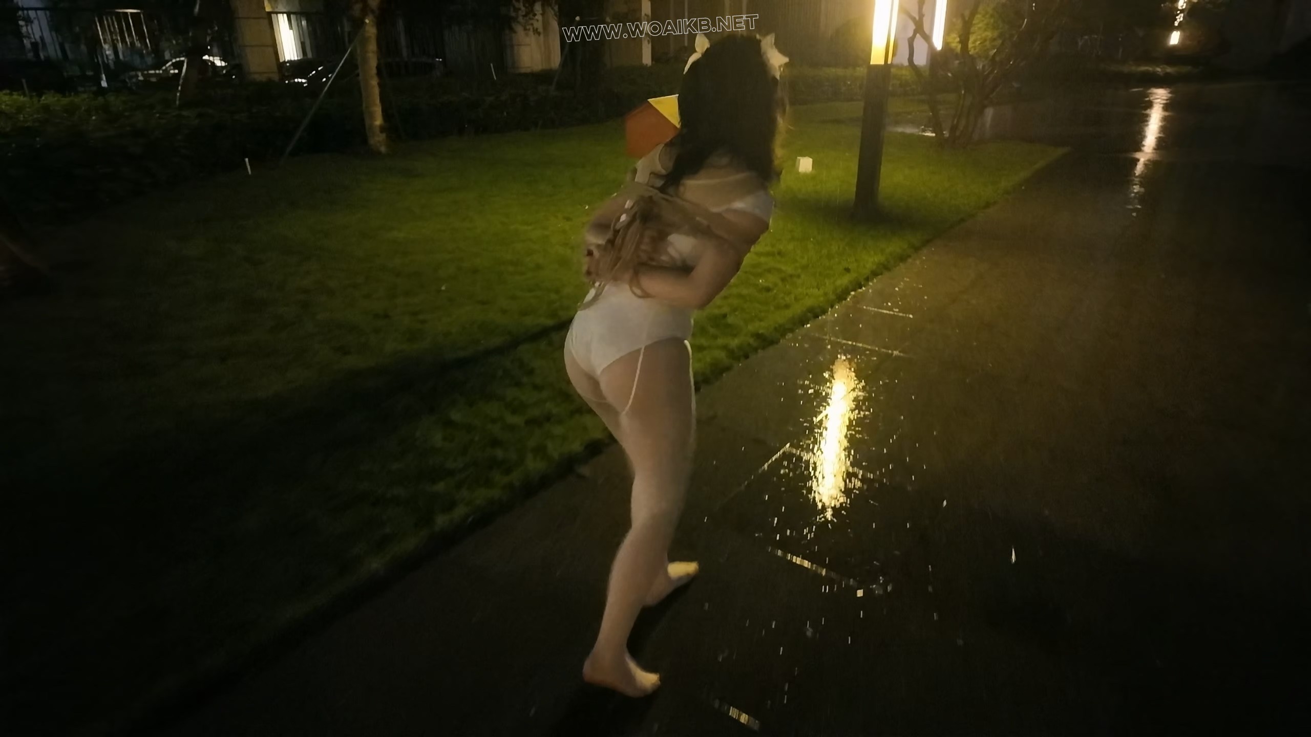 《雨天海砂白丝光脚舞蹈服露出强高》- 海砂——室外下雨露出强高一字马放置 预览图 23