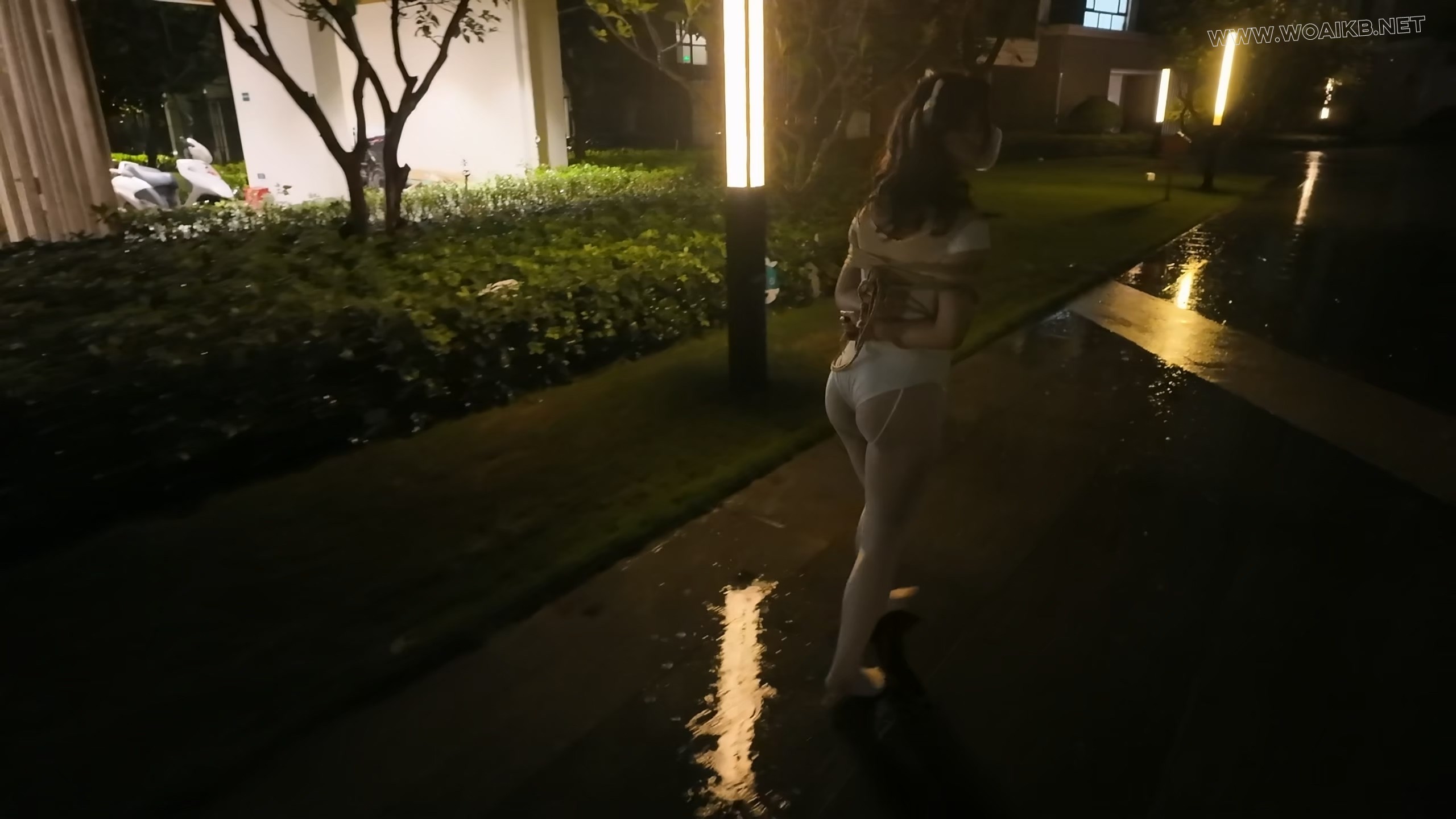 《雨天海砂白丝光脚舞蹈服露出强高》- 海砂——室外下雨露出强高一字马放置 预览图 22