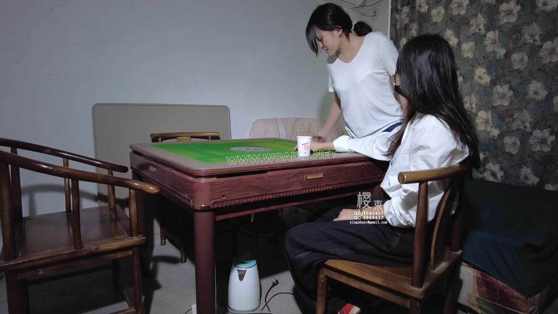 麻将桌上M腿捆绑固定玩掷骰子比大小的游戏挠痒电击折磨！棒棒震动刺激强G羞辱！ 《... 预览图 1