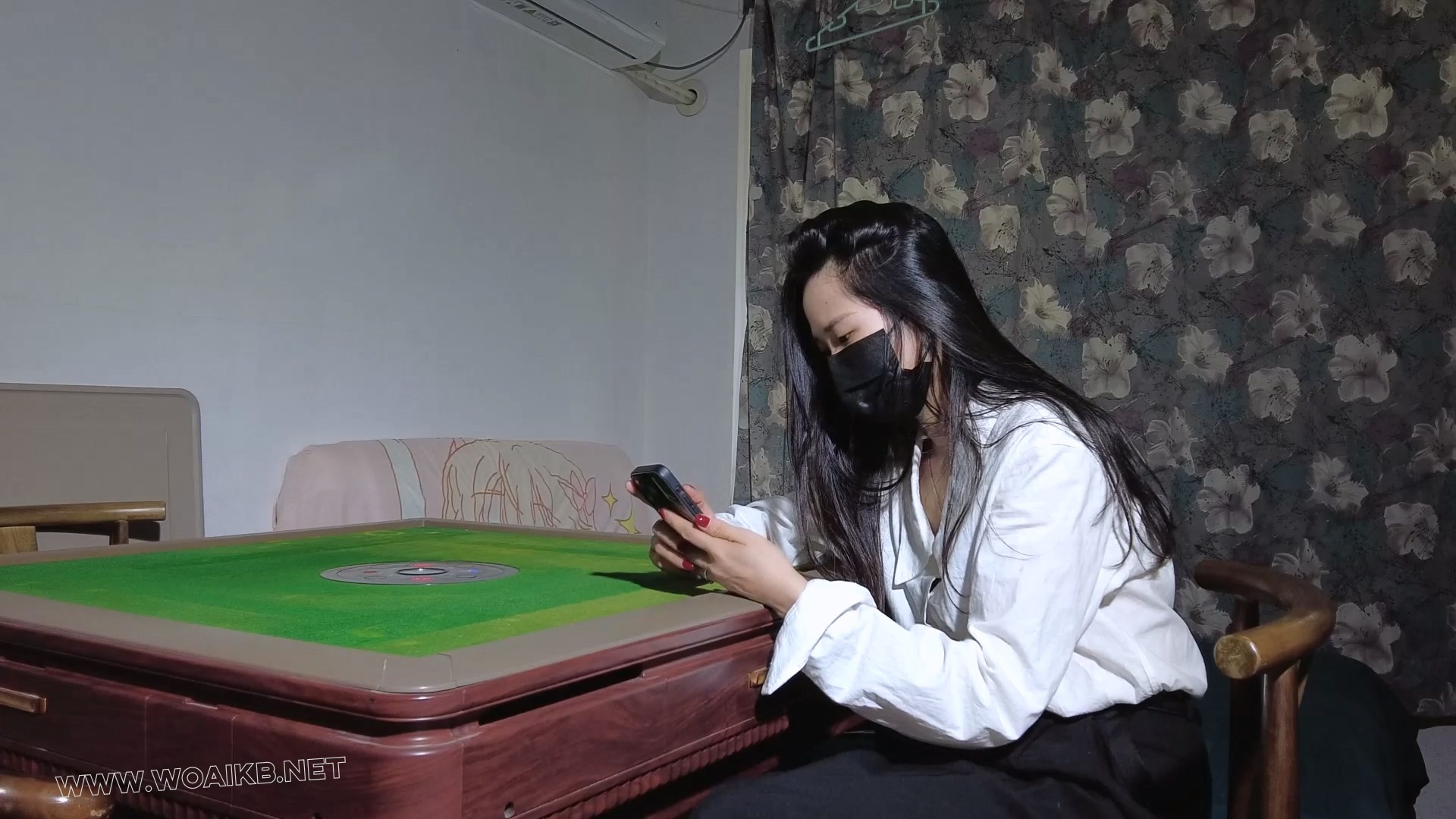 麻将桌上M腿捆绑固定玩掷骰子比大小的游戏挠痒电击折磨!棒棒震动刺激强G羞辱! 《...
