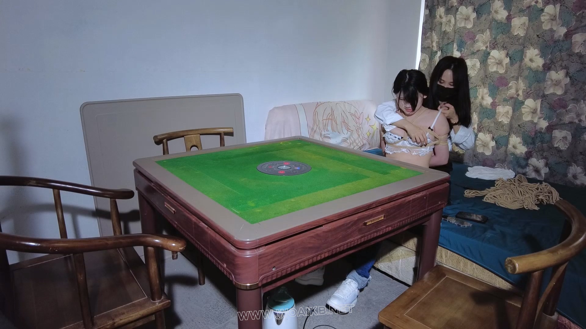 麻将桌上M腿捆绑固定玩掷骰子比大小的游戏挠痒电击折磨！棒棒震动刺激强G羞辱！ 《... 预览图 5