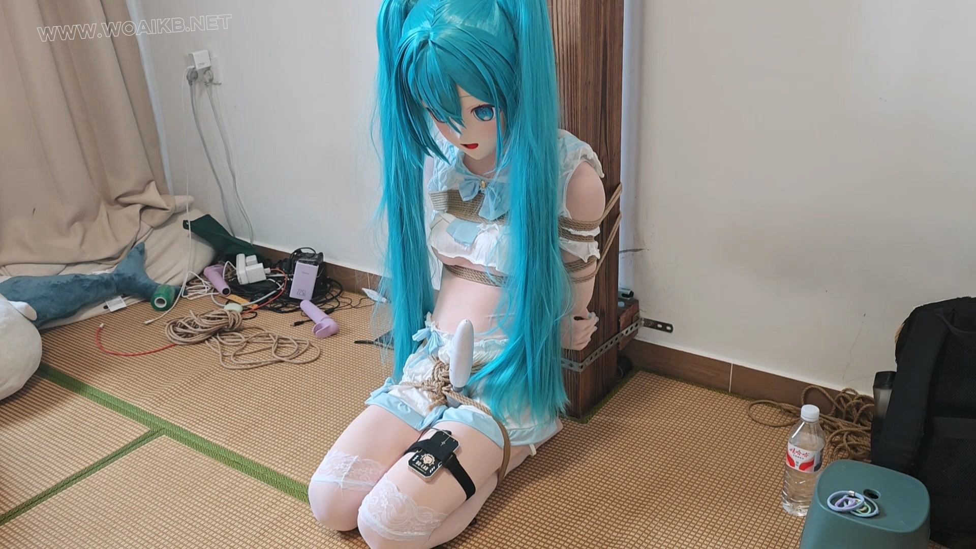 kigurumi捆绑调教~把初音绑到柱子上强制跪坐，紧缚，玩弄 预览图 9