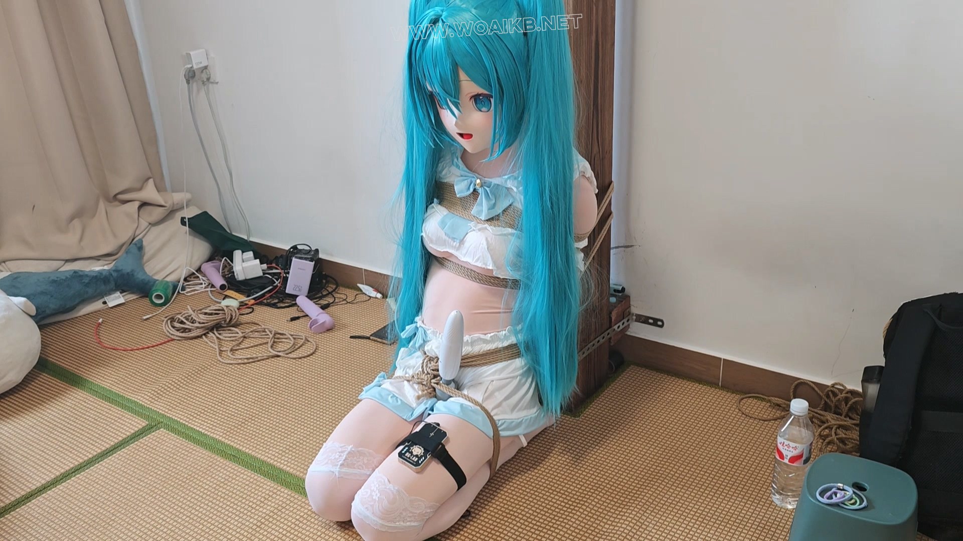 kigurumi捆绑调教~把初音绑到柱子上强制跪坐，紧缚，玩弄 预览图 8