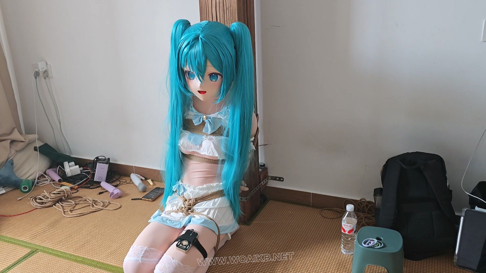 kigurumi捆绑调教~把初音绑到柱子上强制跪坐，紧缚，玩弄 预览图 7