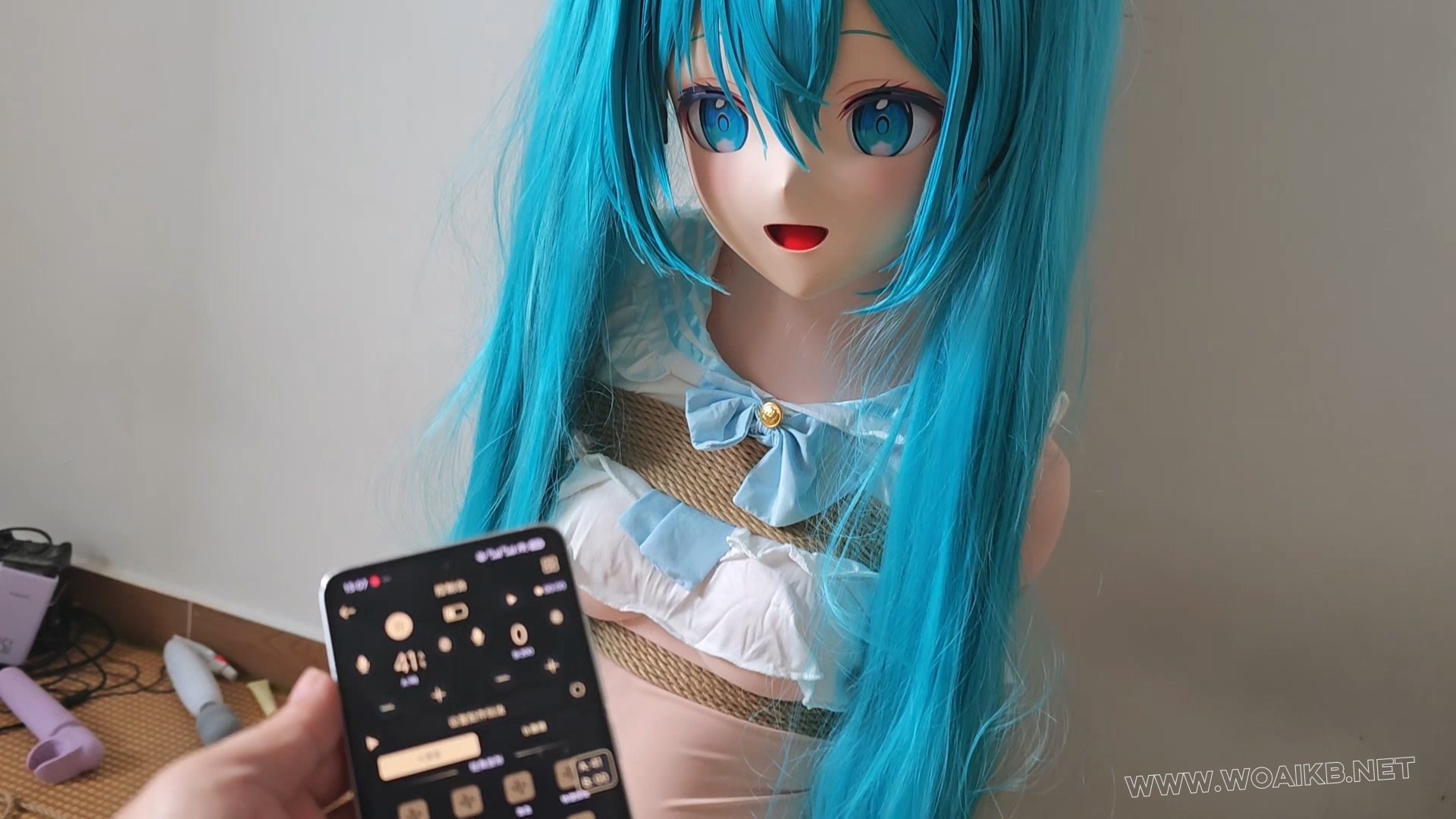 kigurumi捆绑调教~把初音绑到柱子上强制跪坐，紧缚，玩弄 预览图 4