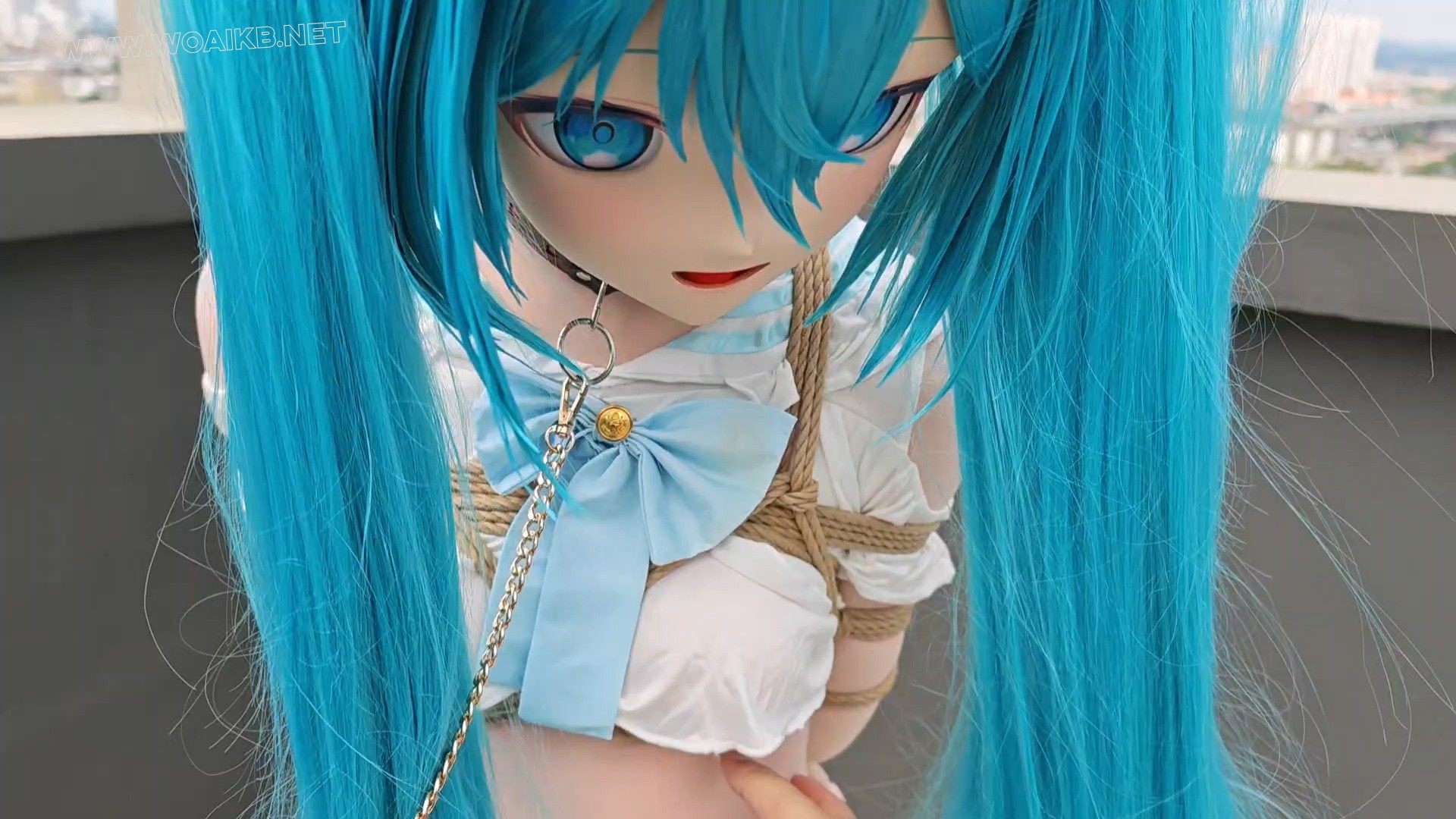 kigurumi捆绑调教~把初音绑到柱子上强制跪坐，紧缚，玩弄 预览图 13