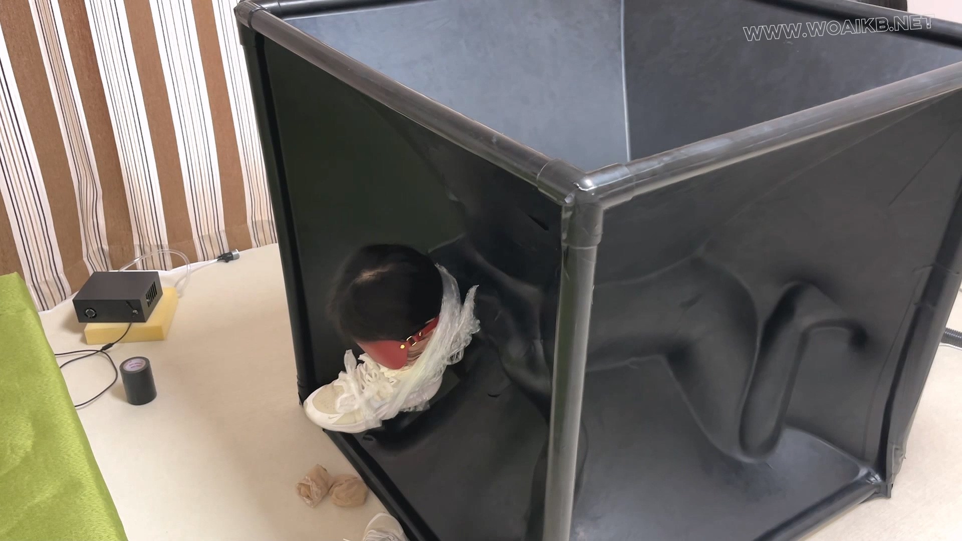 颜老师虐女m力作！女贼落入颜老师的乳胶气味陷阱，乳胶真空悬空拘束，颜老师的原味... 预览图 11