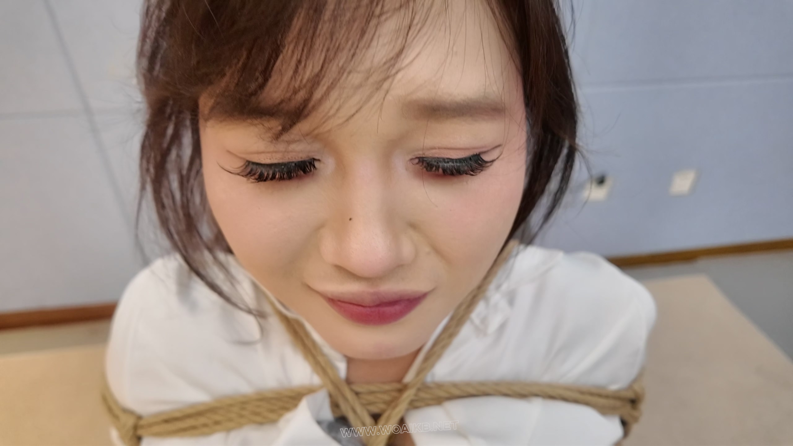 捆绑小骚货 骑傅 日式 蟹腿 玩胸 皮鞭 心灵访谈 挠脚心痛哭 预览图 15