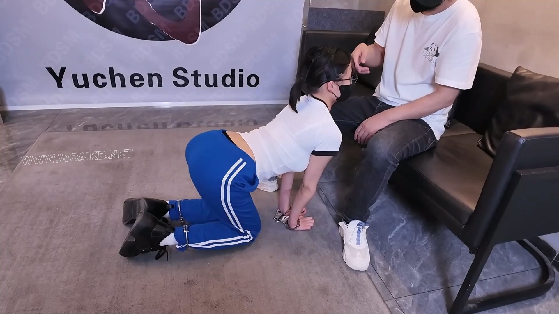 凌辱女会计【第二部】上 紧身运动装 手铐脚镣 四眼母G 闷骚女会计 羞辱玩弄 楼梯爬... 预览图 1