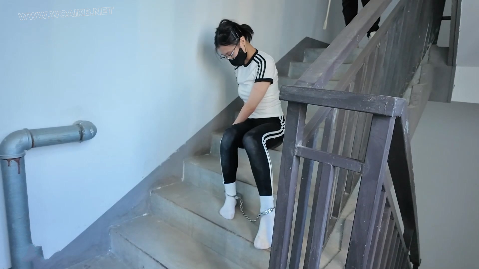 凌辱女会计【第二部】上 紧身运动装 手铐脚镣 四眼母G 闷骚女会计 羞辱玩弄 楼梯爬... 预览图 10