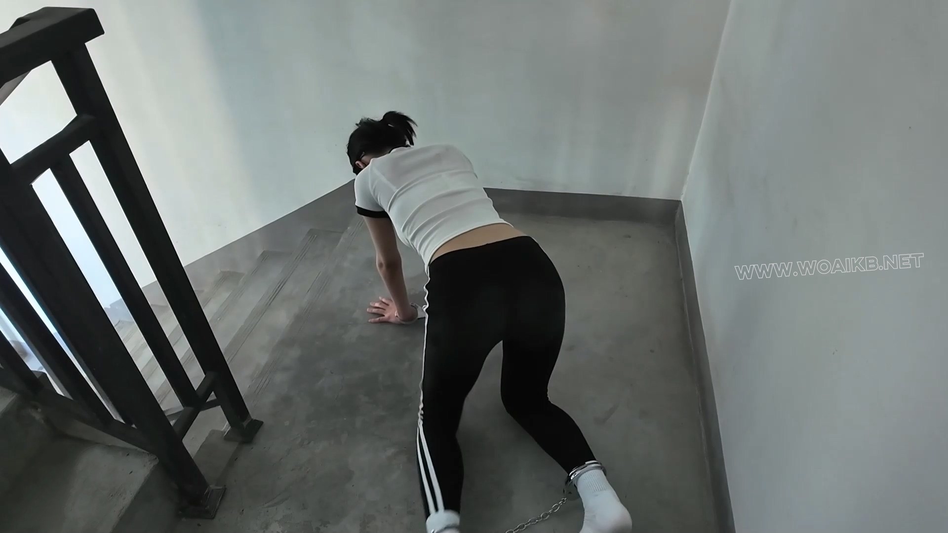 凌辱女会计【第二部】上 紧身运动装 手铐脚镣 四眼母G 闷骚女会计 羞辱玩弄 楼梯爬... 预览图 11