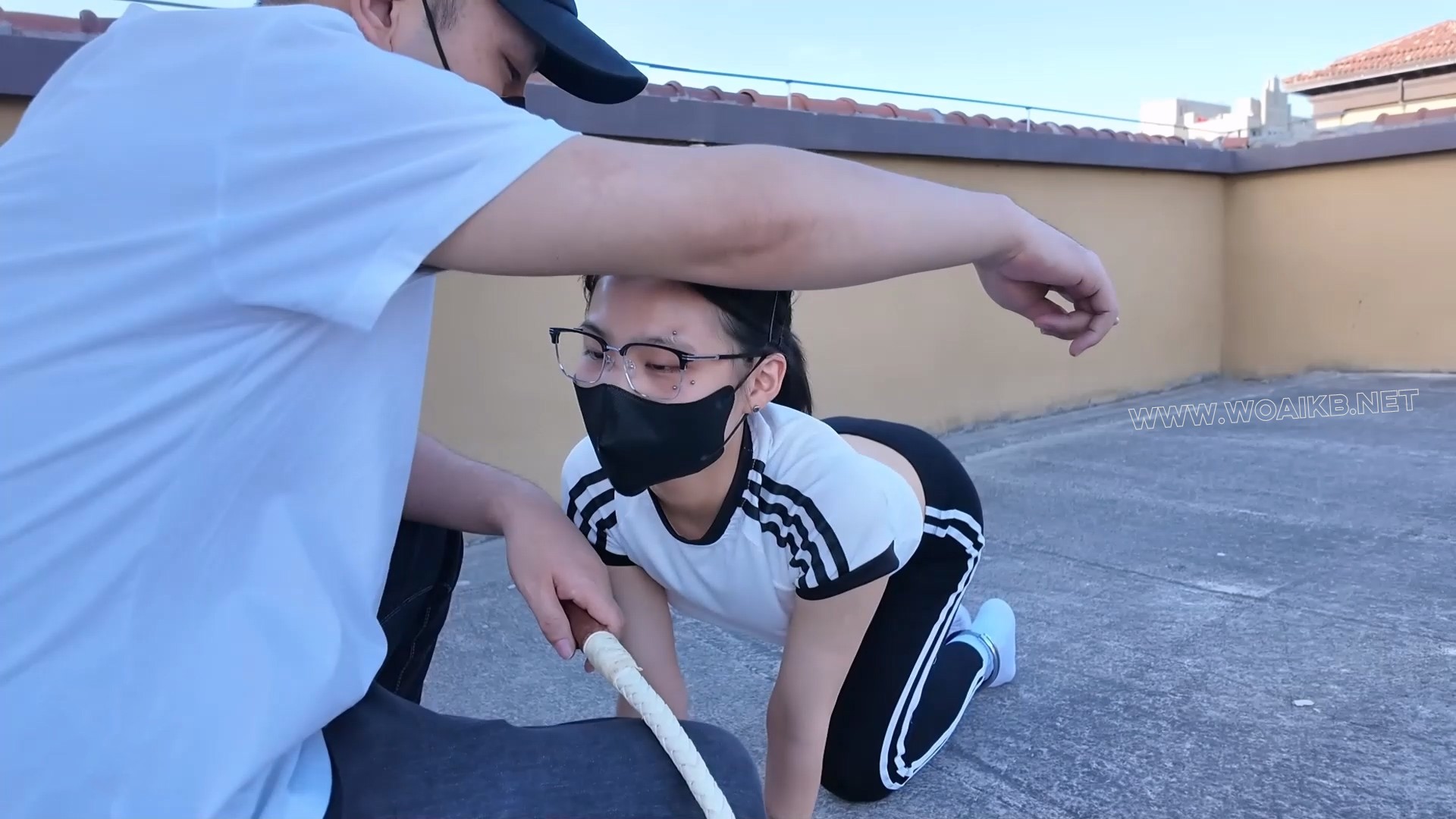 凌辱女会计【第二部】上 紧身运动装 手铐脚镣 四眼母G 闷骚女会计 羞辱玩弄 楼梯爬... 预览图 15