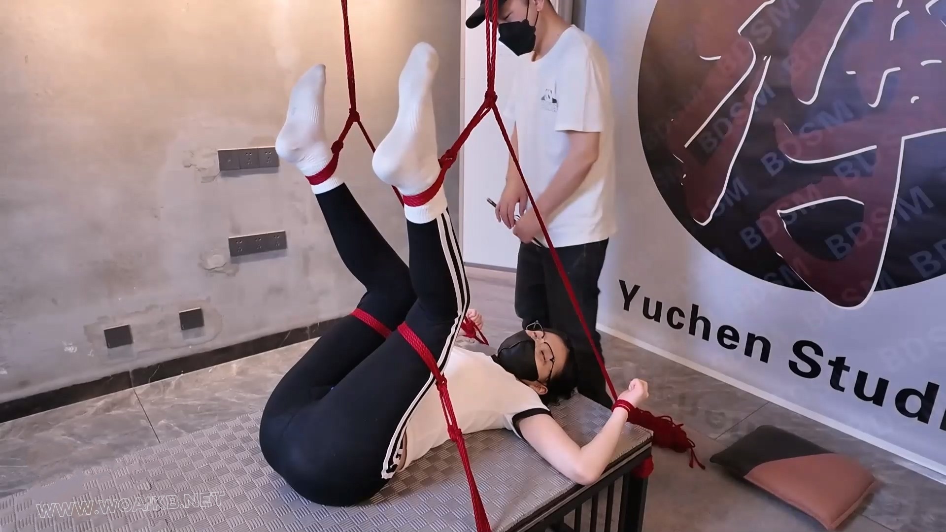 凌辱女会计【第二部】上 紧身运动装 手铐脚镣 四眼母G 闷骚女会计 羞辱玩弄 楼梯爬... 预览图 16