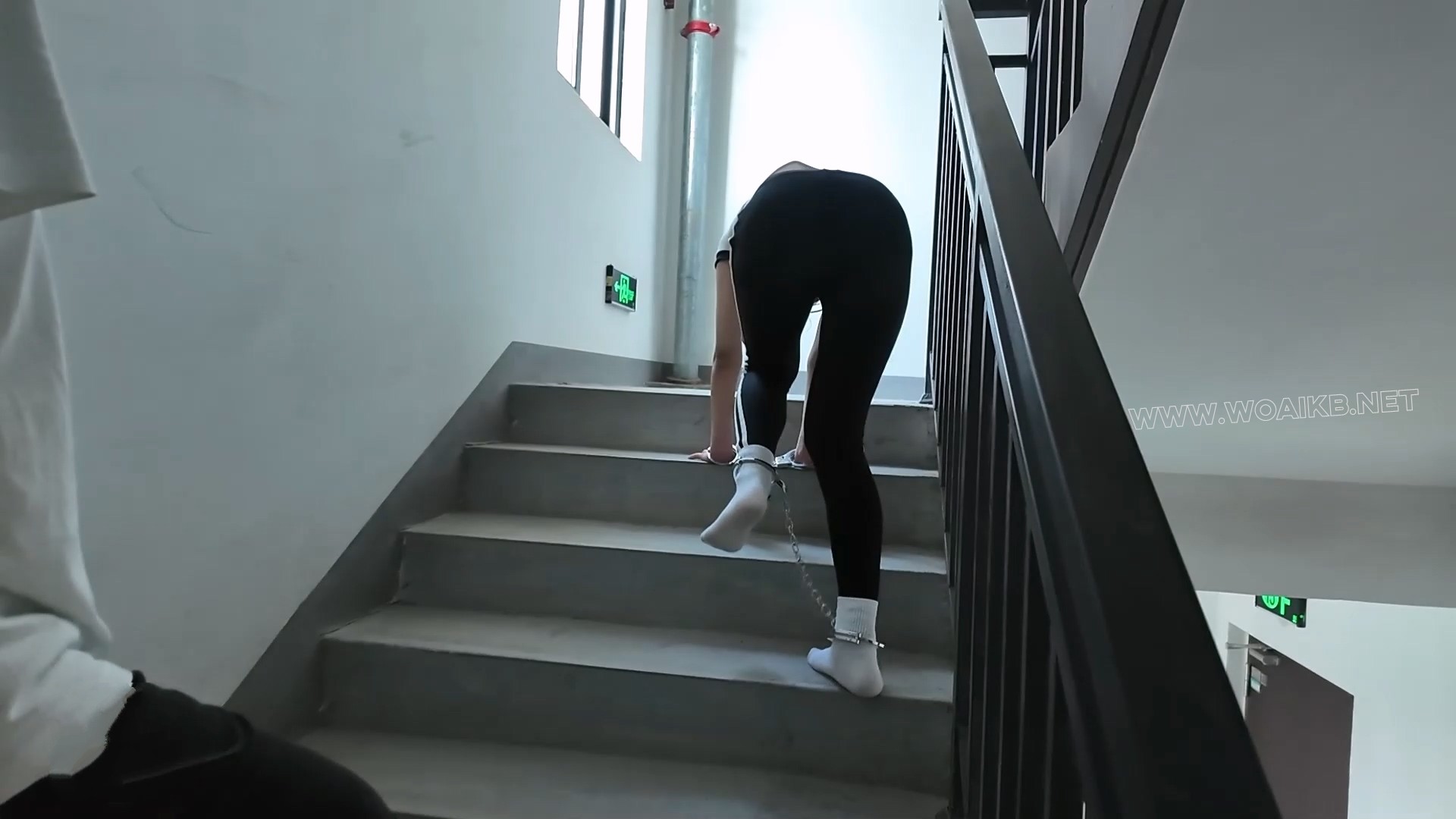 凌辱女会计【第二部】上 紧身运动装 手铐脚镣 四眼母G 闷骚女会计 羞辱玩弄 楼梯爬... 预览图 12