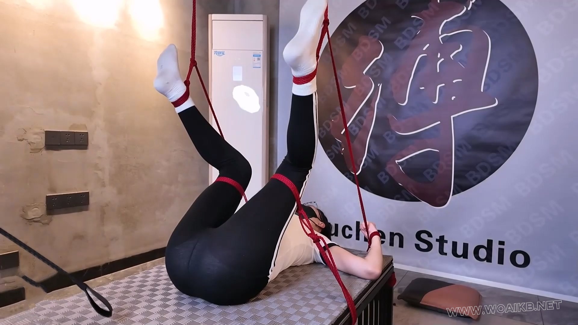 凌辱女会计【第二部】上 紧身运动装 手铐脚镣 四眼母G 闷骚女会计 羞辱玩弄 楼梯爬... 预览图 17