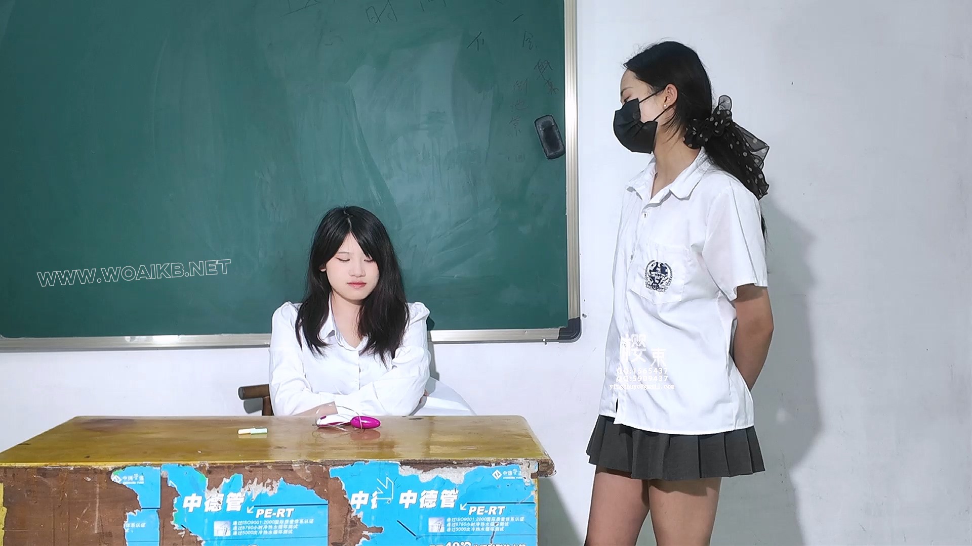 学生迷晕捆绑报复老师！扒衣露乳跳D棒棒刺激多次强G羞辱！老师自救挣扎摔倒无助呻... 预览图 1