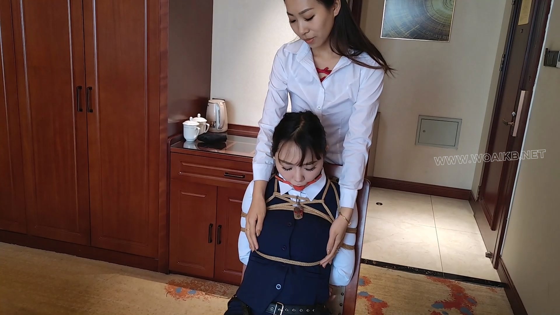 宣萱 诺米 女老板调叫小秘书 塞大口求 口水横流 震动到昏迷过去 预览图 4