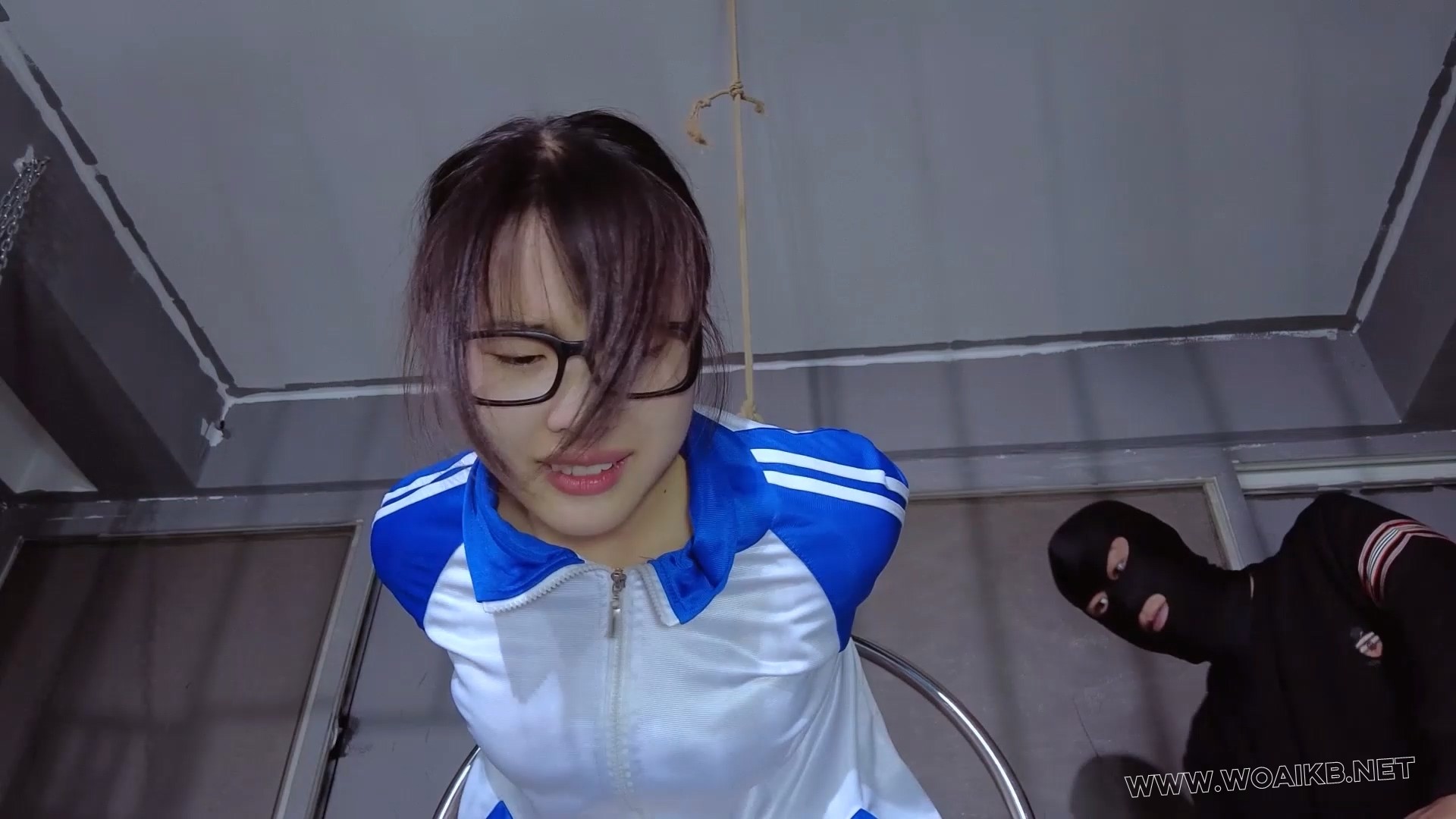 变态歹徒囚禁女学生固定木咖上扒裤子强她！皮鞭狠狠抽打滴蜡灌肠折磨！炮机疯狂输... 预览图 17