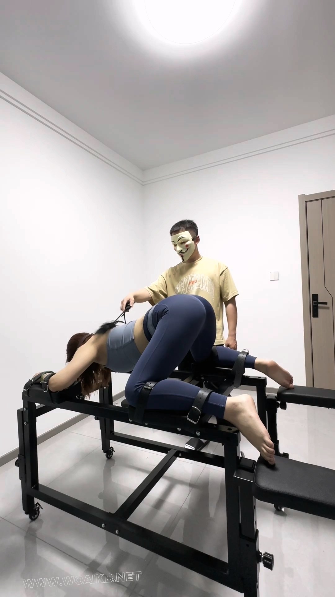 【把白嫩玉足瑜伽学员骗到了产床上固定住】钢圈扩口器+K9强开腿固定+羽毛滑全身+TK... 预览图 6