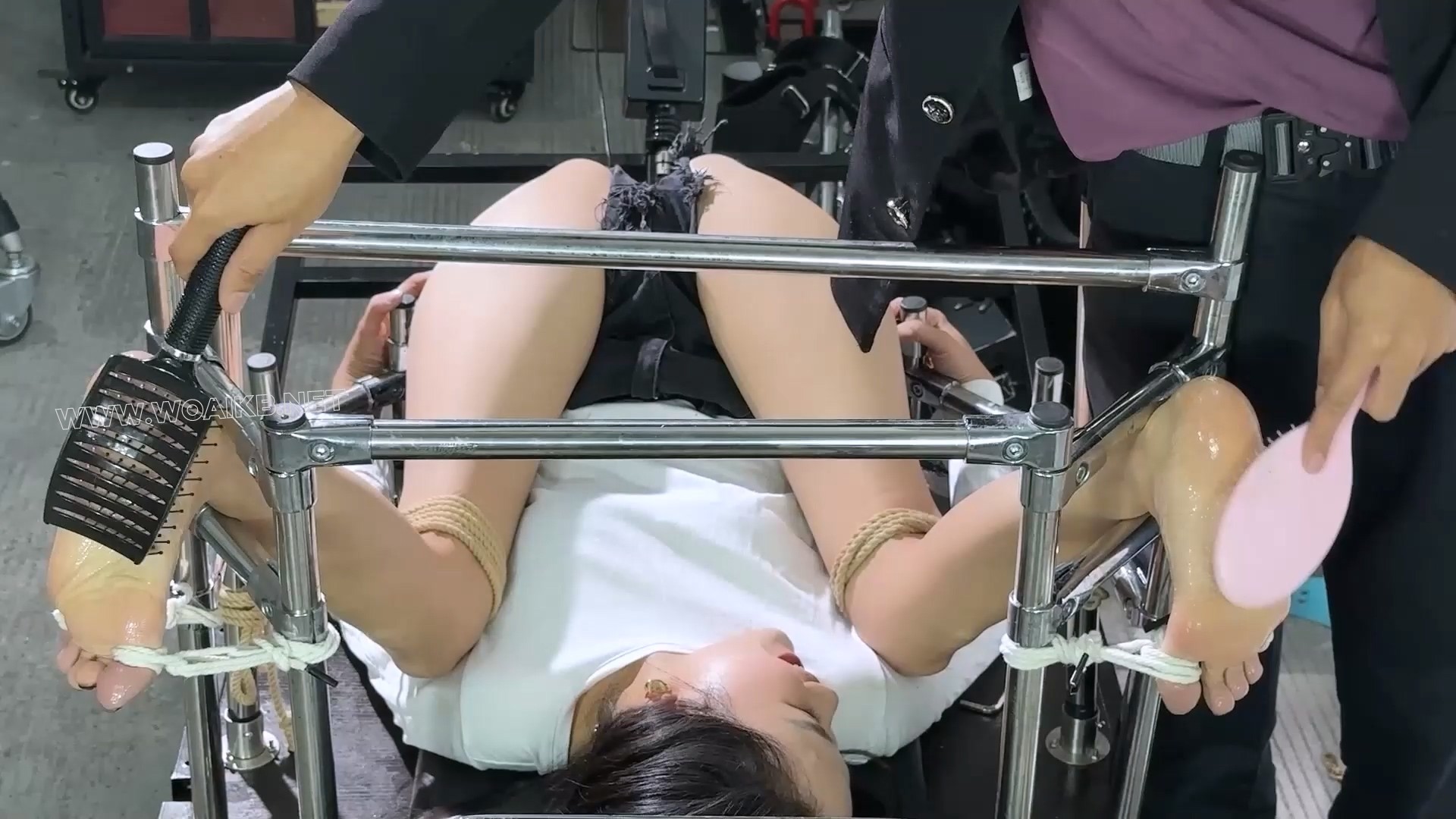 老师惩罚犯错女学生！固定刑架上用刷子、毛笔、梳子、毛刷等工具对她进行疯狂的挠... 预览图
