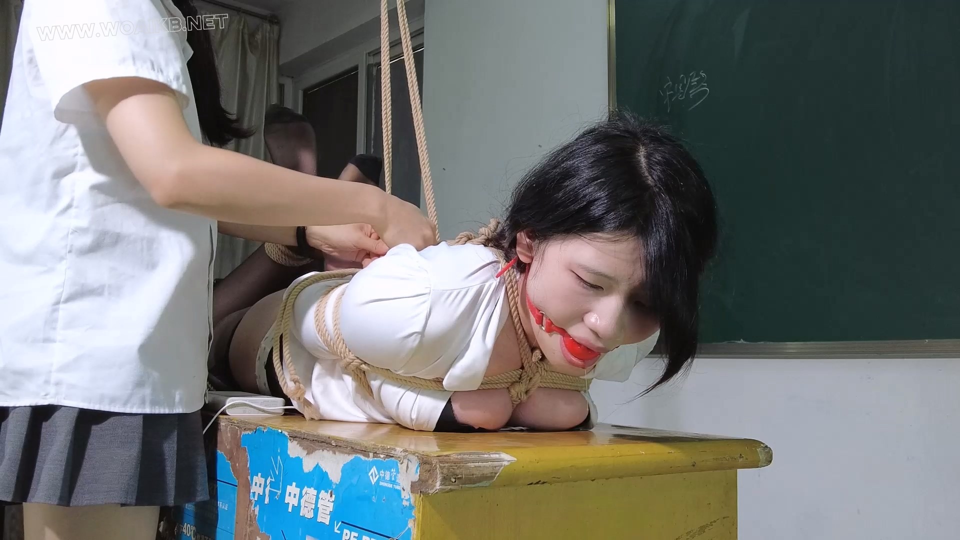 老师被学生驷马捆绑在讲台上疯狂挠痒痒抽打屁屁折磨！棒棒刺激强G羞辱！戴口球头套... 预览图