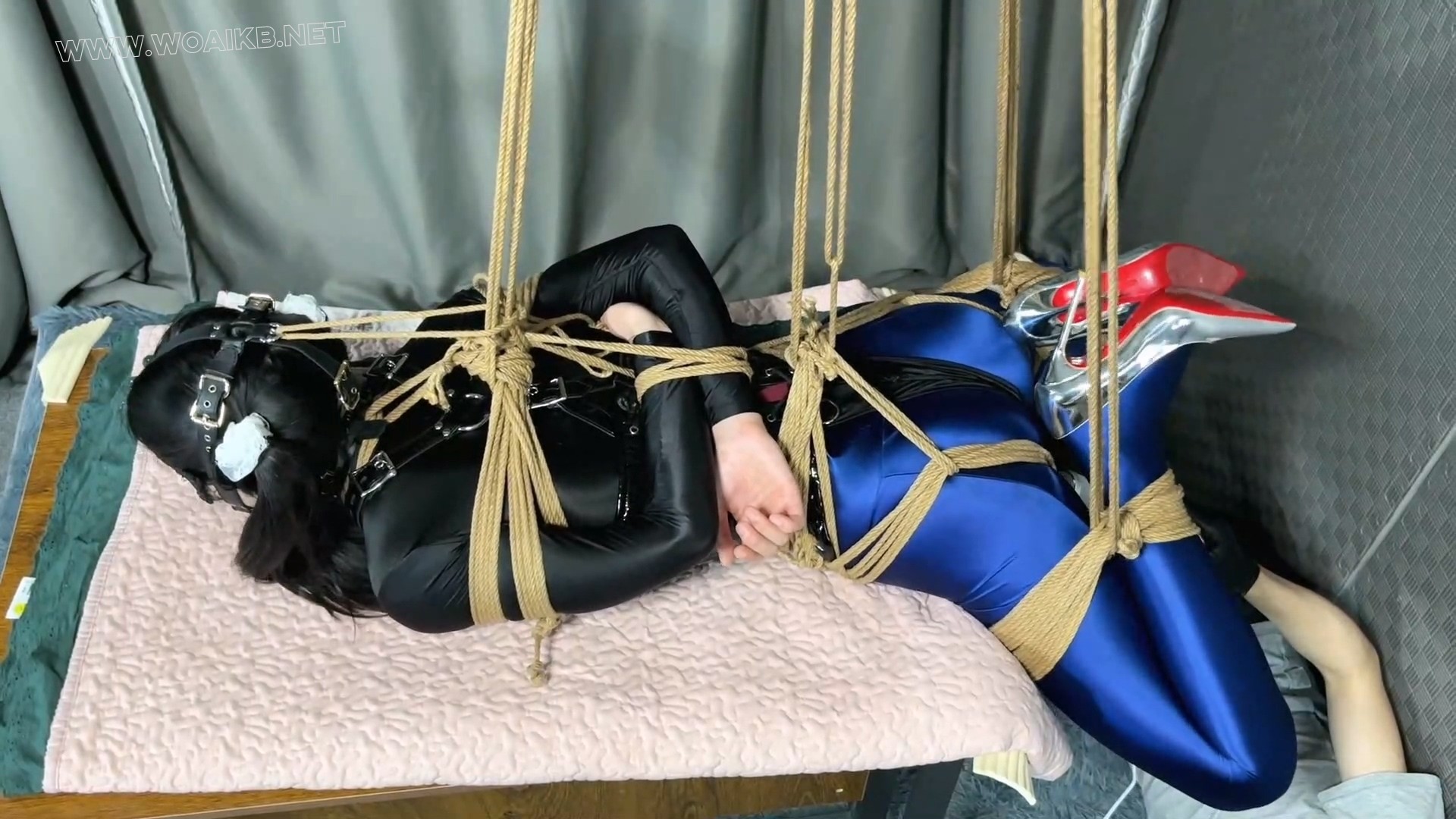 【傲嫣强制地狱】全身超紧分腿驷马紧缚悬吊+马具口球强制抬头，优美蓝光泽袜美腿不... 预览图