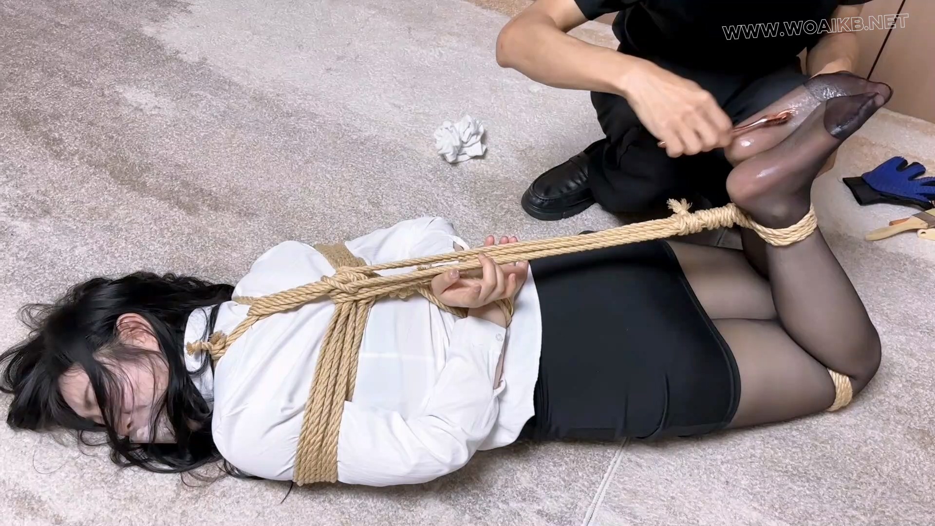 美女教师训导学生却被反绑 预览图