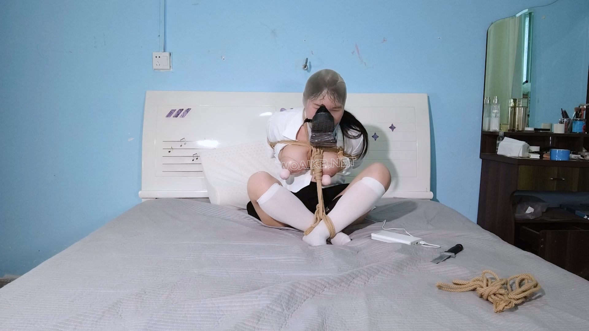 拿闺蜜抵债！团缚捆绑丝袜塞嘴套头固定闻臭鞋！挠痒白袜脚心逼问钱财！棒棒跳D调J... 预览图