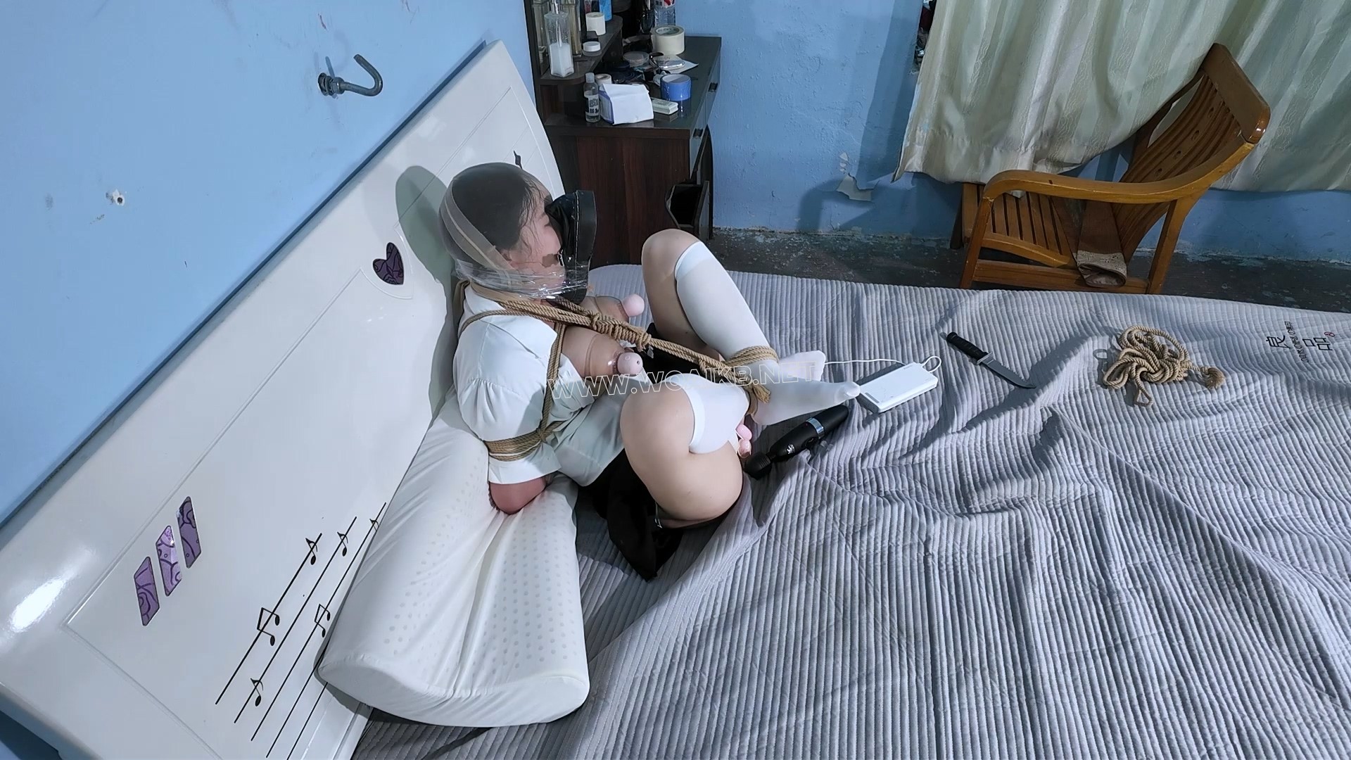 拿闺蜜抵债！团缚捆绑丝袜塞嘴套头固定闻臭鞋！挠痒白袜脚心逼问钱财！棒棒跳D调J... 预览图