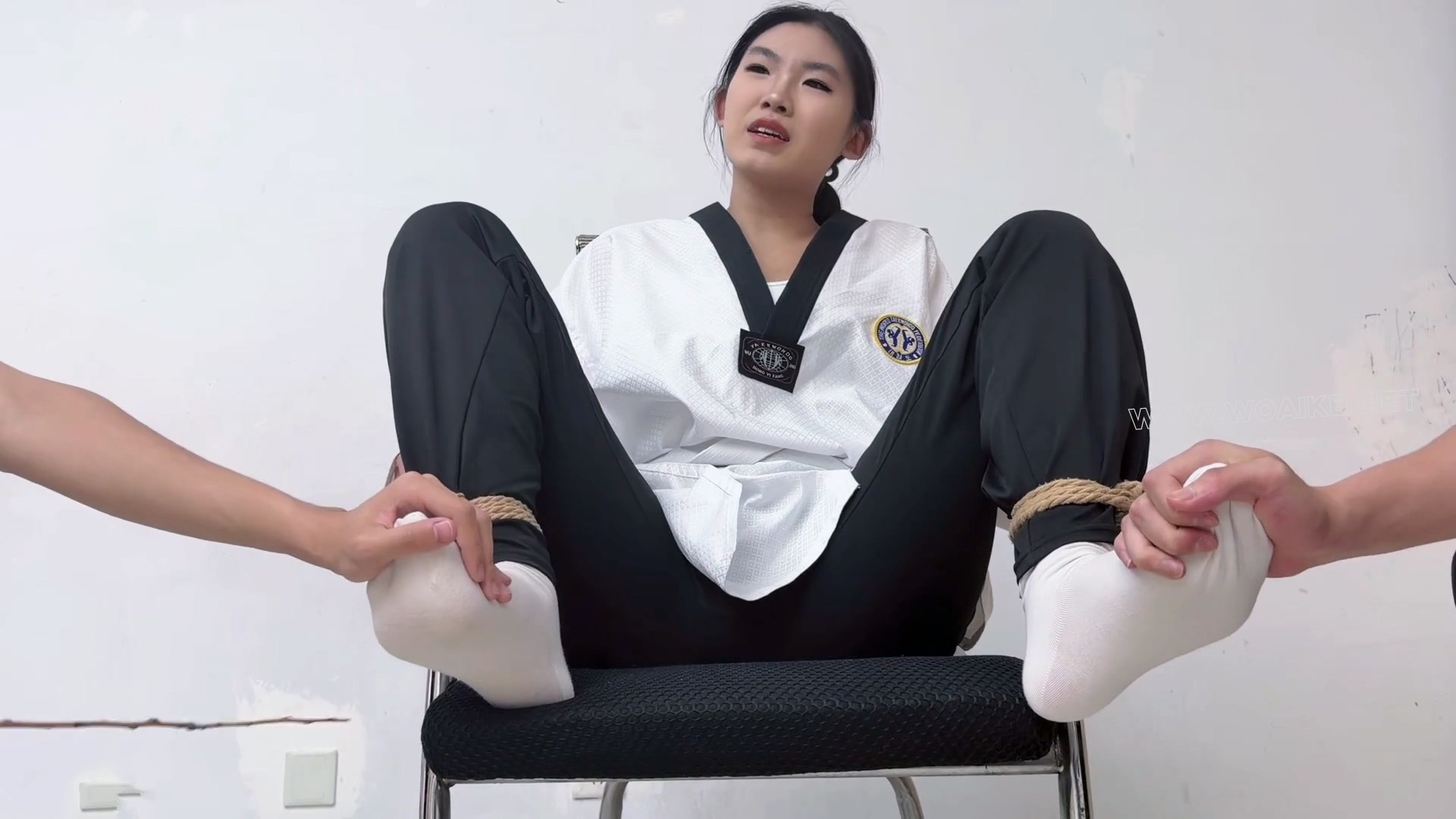 【跆拳道.铁脚的考验】【上 】雯雯 木棍抽打 挠脚tk 皮鞭 预览图